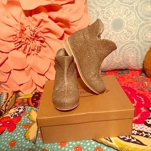 Joyfolie Kaitlin Booties in Gold size 8